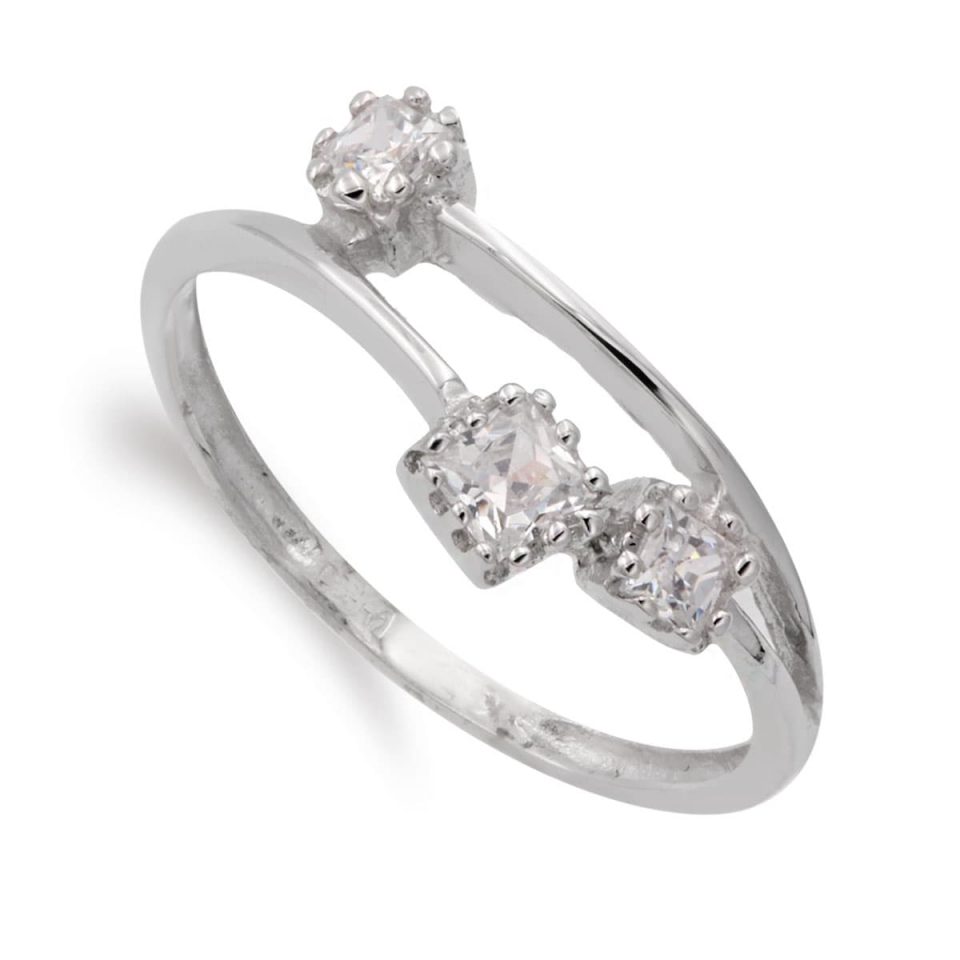 18K SORTIJA ORO BLANCO Y TRES CIRCONITAS CUADRADAS. ANCHO CUERPO 1.8 MM